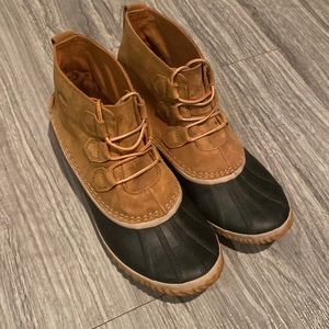 Womens SOREL out and about boots.